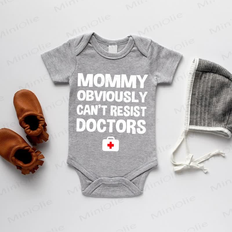 MOMMY OBVIOUSLY CAN'T RESIST DOCTORS, Baby Bodysuit , grau - Grau - 18-24M - image 1