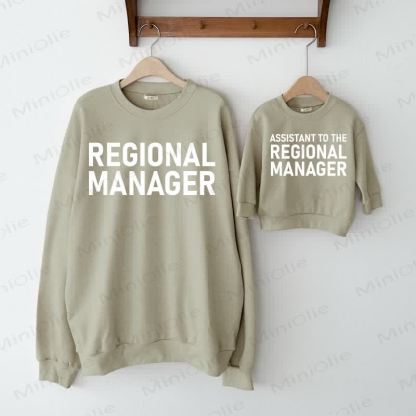ASSISTANT TO THE REGIONAL MANAGER Grau Grün Familien Sweatshirt  - Grau Grün - XL - image 1