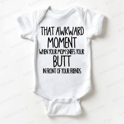 THAT AWKWARD MOMENT WHEN YOUR MOM SNIFFS YOUR BUTT IN FRONT OF YOUR FRIENDS – Baby Bodysuit in Weiß - Weiß - 18-24M - image 1