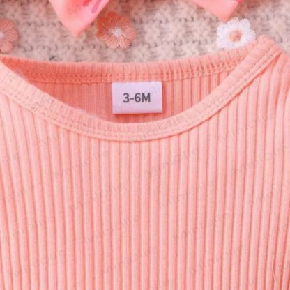 Baby mit Schleife, Kleid und fliegenden Ärmeln - image 6