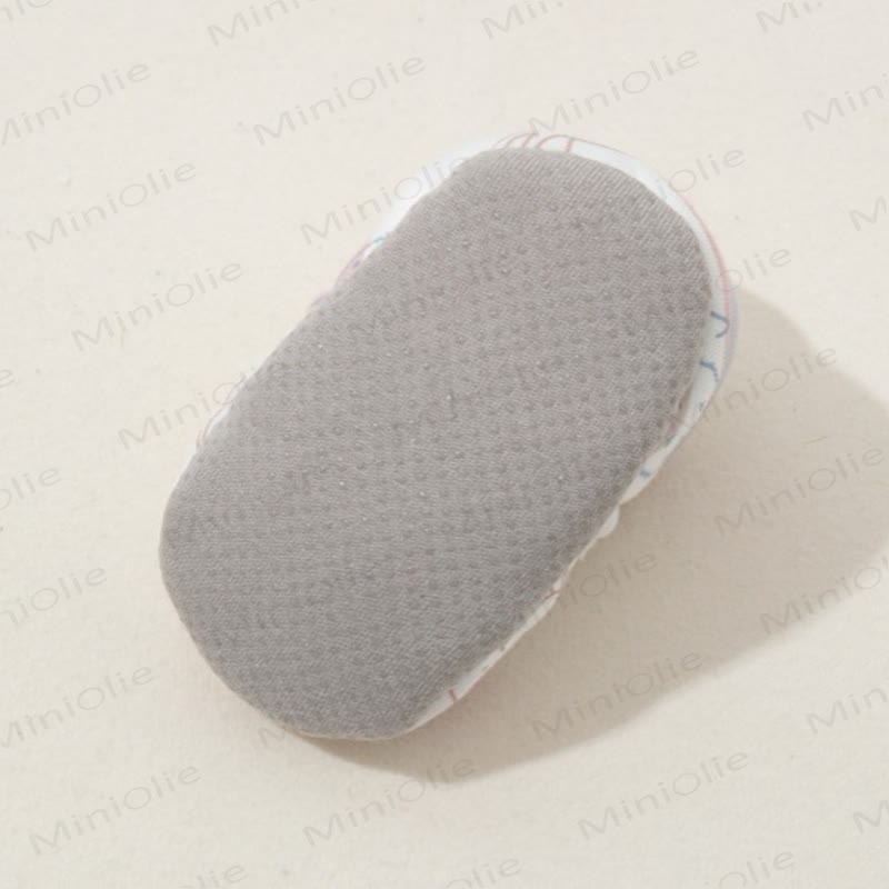 Baby mit Vlies und Tier - image 12