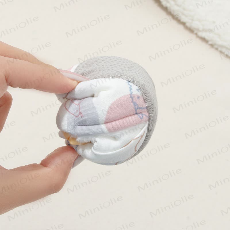 Baby mit Vlies und Tier - image 6