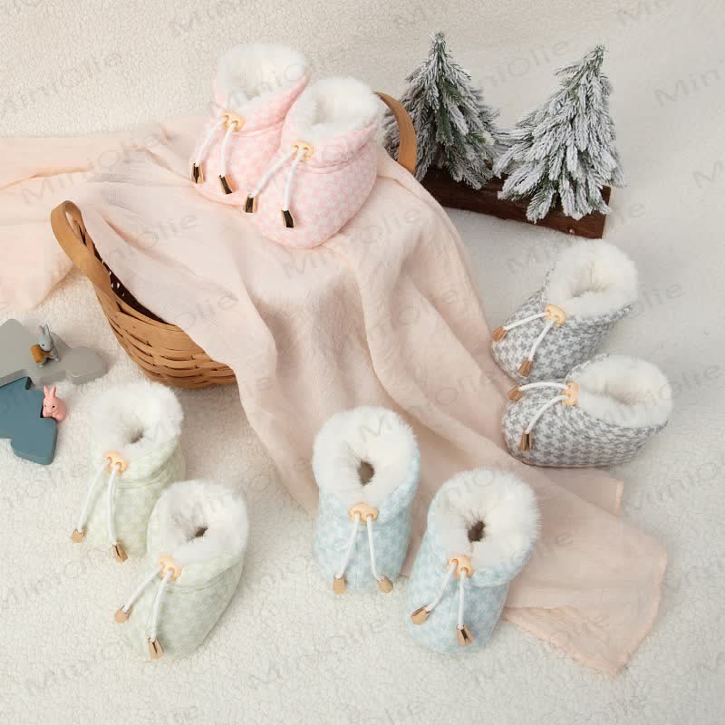 Baby mit Schachbrett und Vlies - image 1