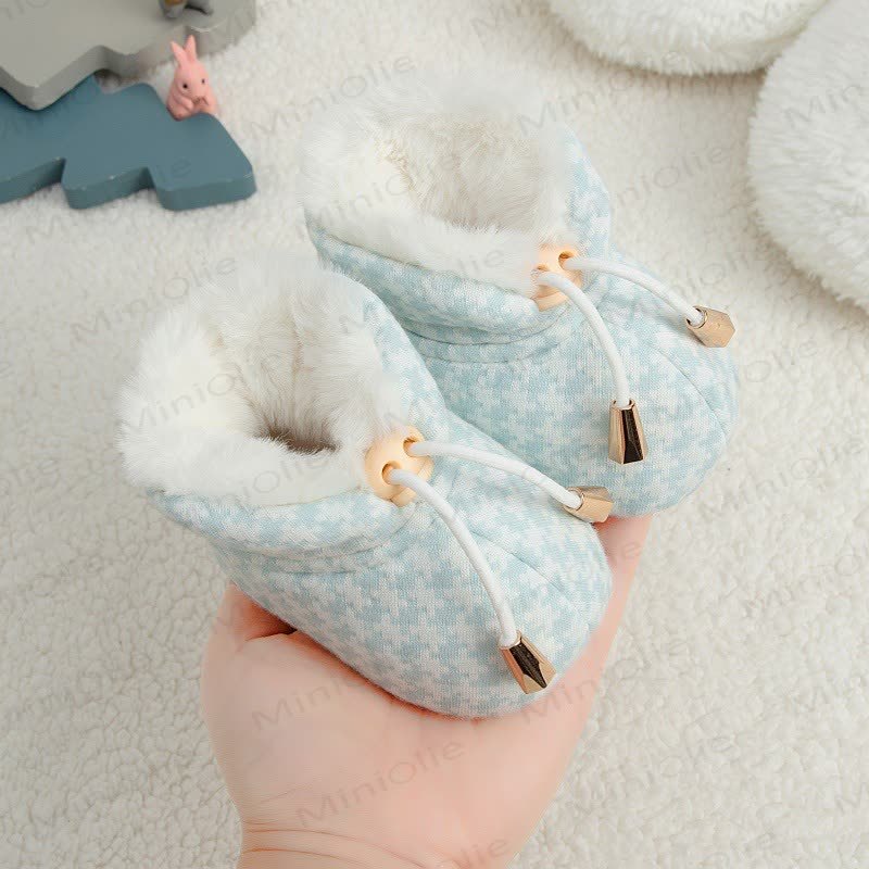 Baby mit Schachbrett und Vlies - image 4