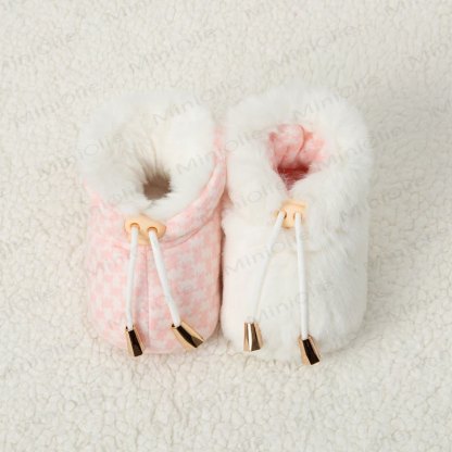 Baby mit Schachbrett und Vlies - image 8