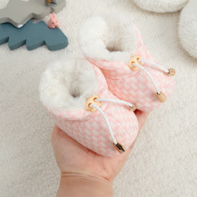 Baby mit Schachbrett und Vlies - image 9