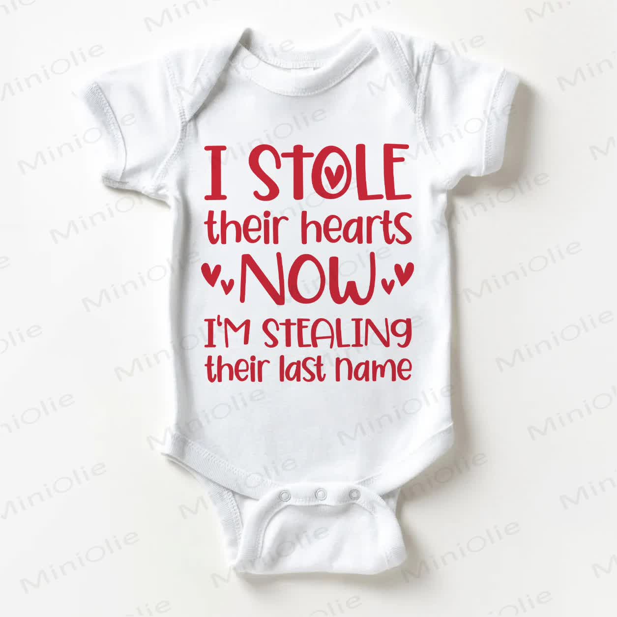 I STOLE THEIR HEARTS NOW I'M STEALING THEIR LAST NAME. Baby Bodysuit in Weiß - Weiß - 18-24M - image 1
