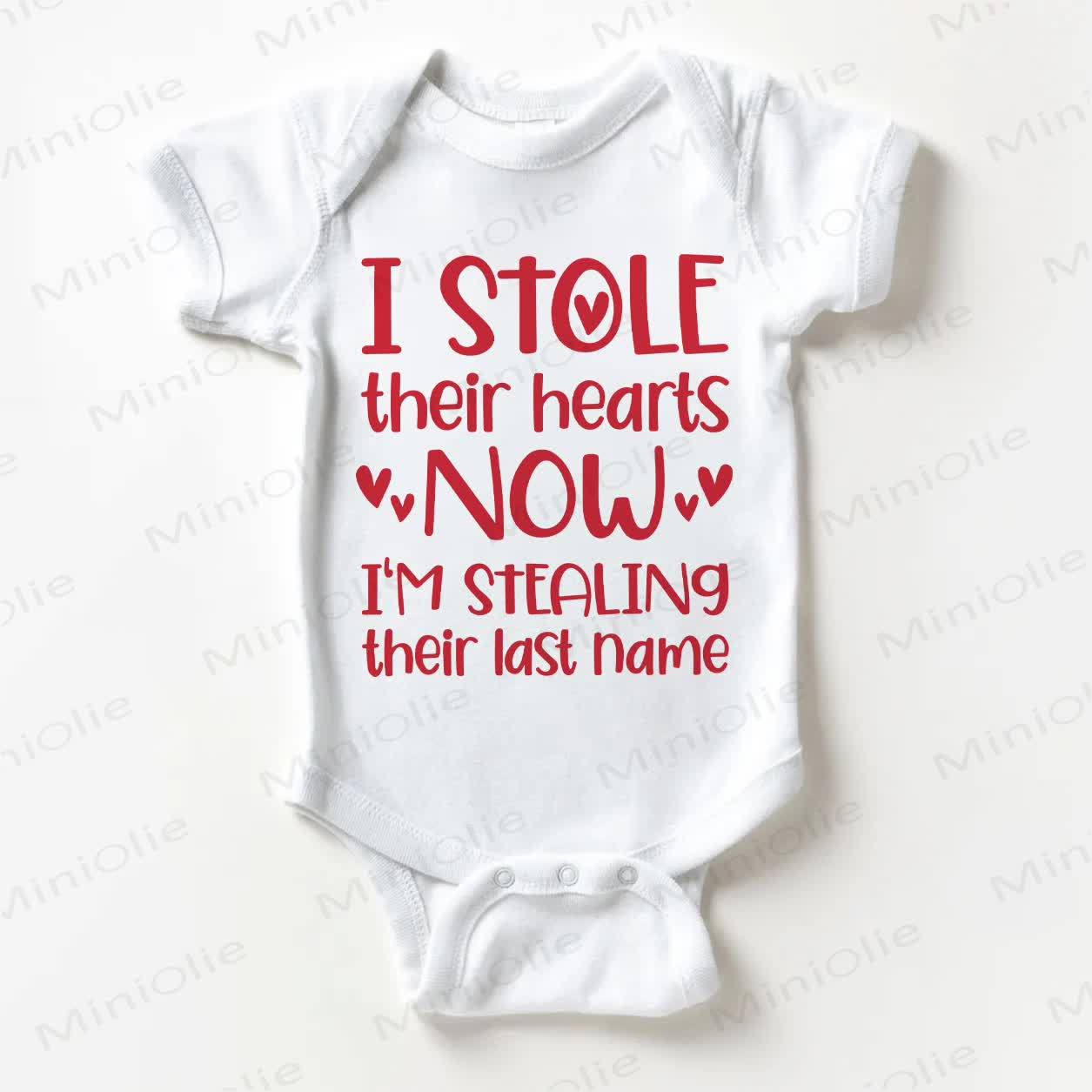I STOLE THEIR HEARTS NOW I'M STEALING THEIR LAST NAME. Baby Bodysuit in Weiß - Weiß - 18-24M - image 1