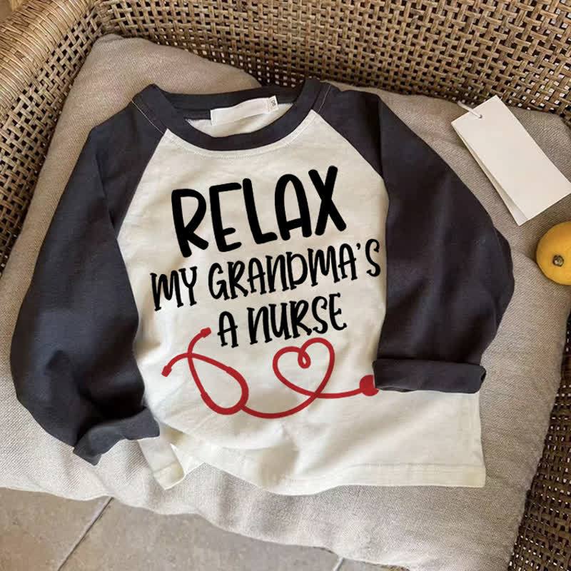 RELAX MY GRANDMA'S A NURSE Baby Liebe Dunkelgraues Raglan-T-Shirt - Drak Gray - 2-3J - image 1