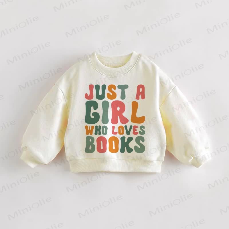 Baby Kleinkind Sweatshirt in Creme mit der JUST A GIRL WHO LOVES BOOKS“. - Creme - 3-5J - image 1
