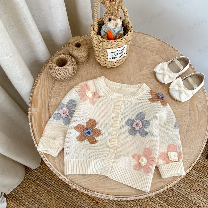 Baby Strickjacke mit Blume - image 1
