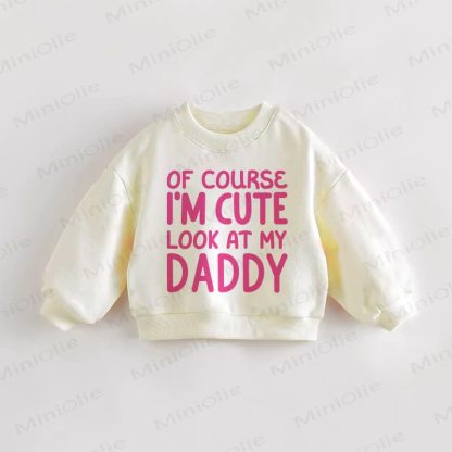 OF COURSE I'M CUTE LOOK AT MY DADDY an! Baby Kleinkind Creme Sweatshirt - Creme - 3-5J - image 1