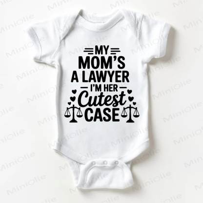MY MOM'S A LAWYER I'M HER CUTEST CASE. Baby Bodysuit in Weiß. - Weiß - 18-24M - image 1