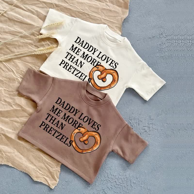 DADDY LOVES ME MORE THAN PRETZELS – Baby Sommer Freizeit-T-Shirt - image 1