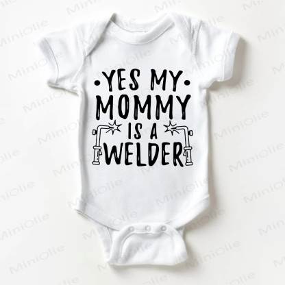 YES MY MOMMY IS A WELDER Baby Bodysuit in Weiß - Weiß - 18-24M - image 1