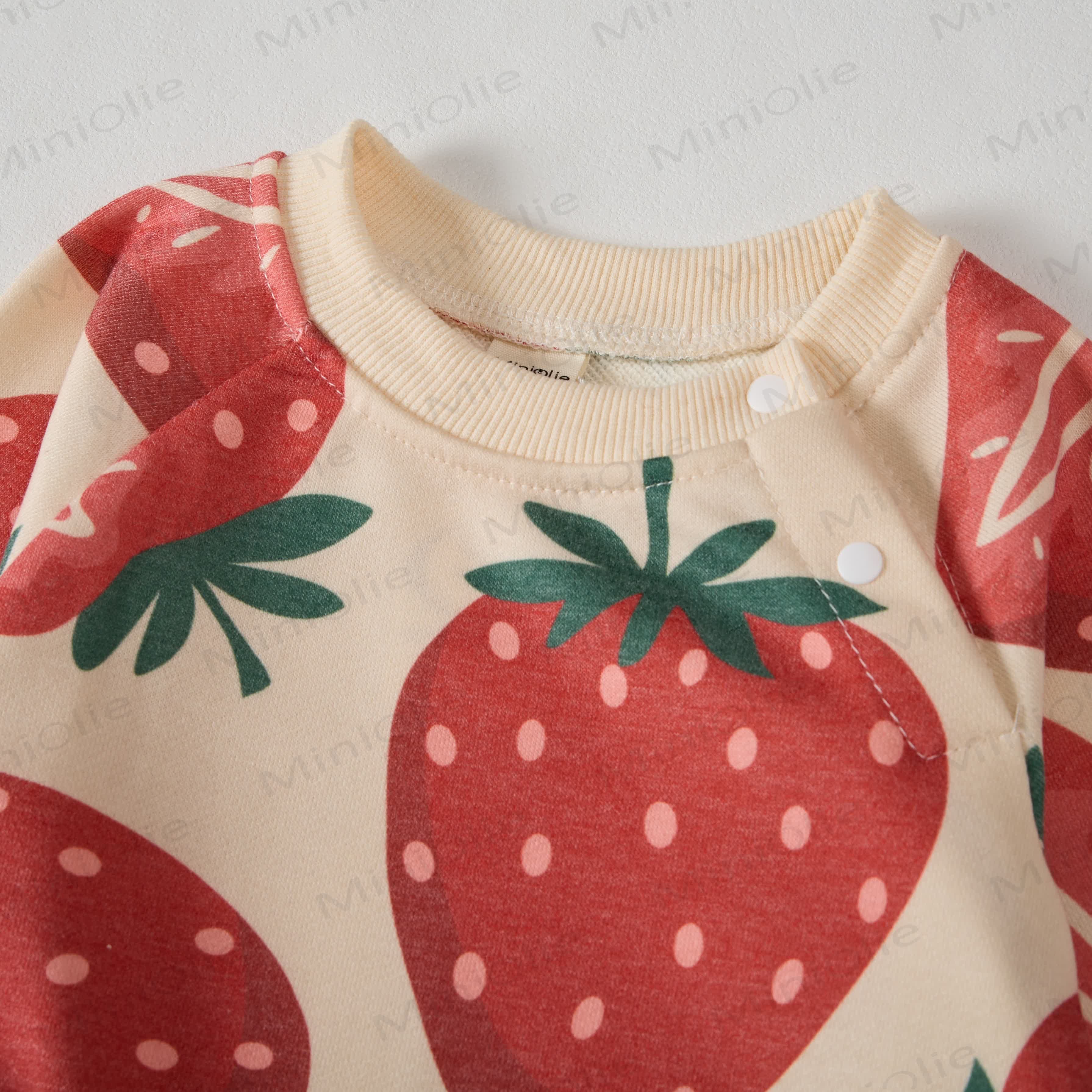 Baby Kleinkind mit Erdbeere - image 3