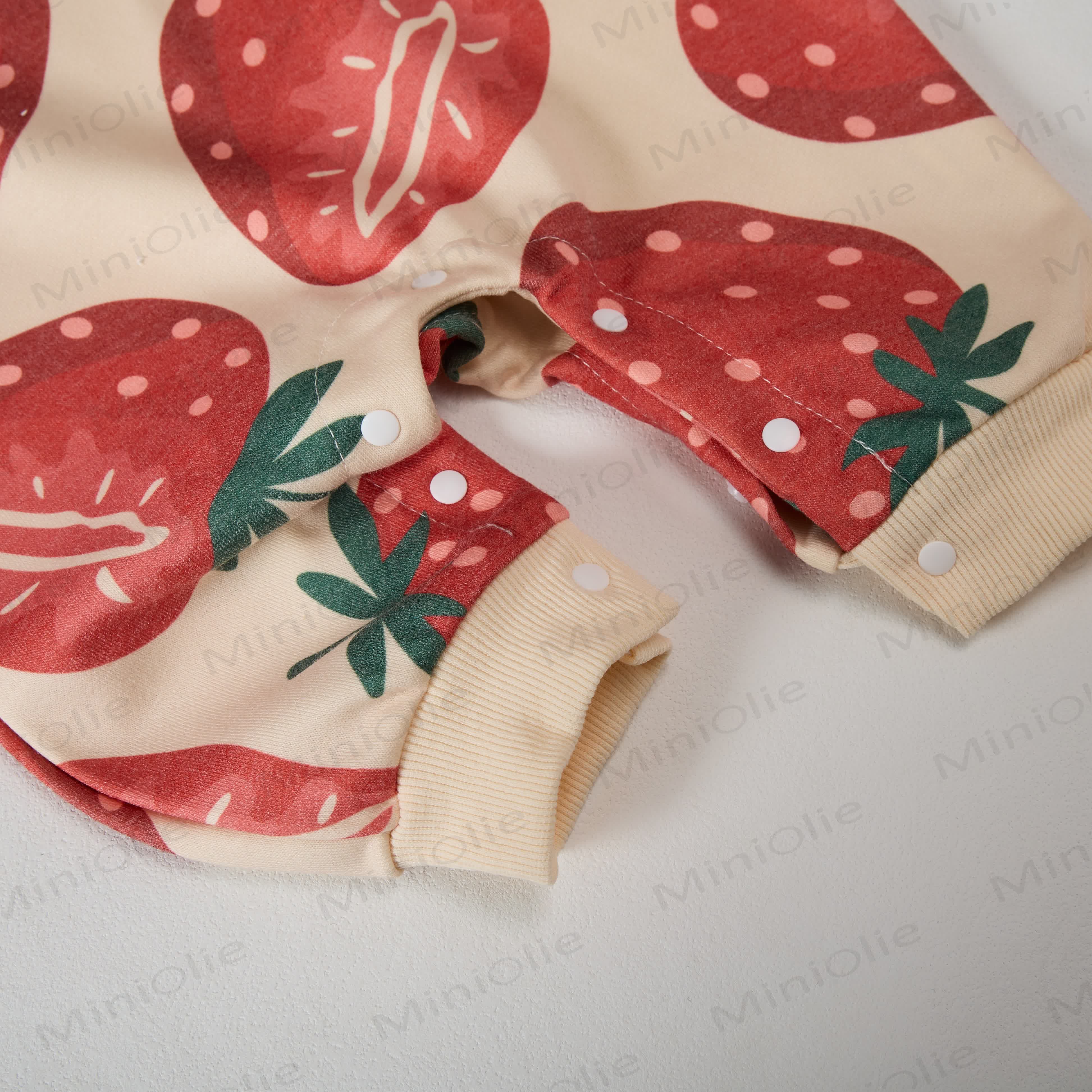 Baby Kleinkind mit Erdbeere - image 5