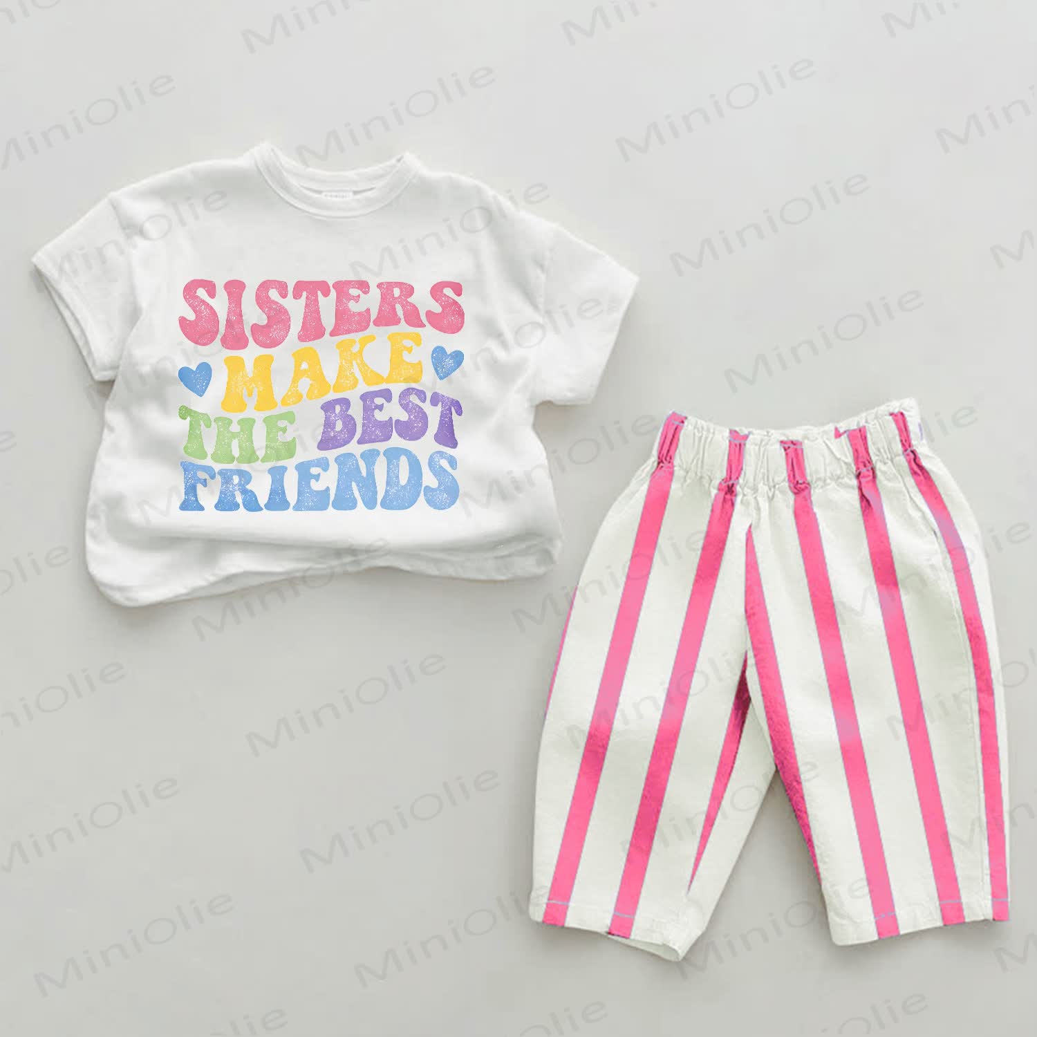 SISTERS MAKE BEST FRIENDS – Pastellfarbenes T-Shirt mit Bubble-Letter T-Stück, Rosa Streifen 2-teiliges Baby Set - image 1