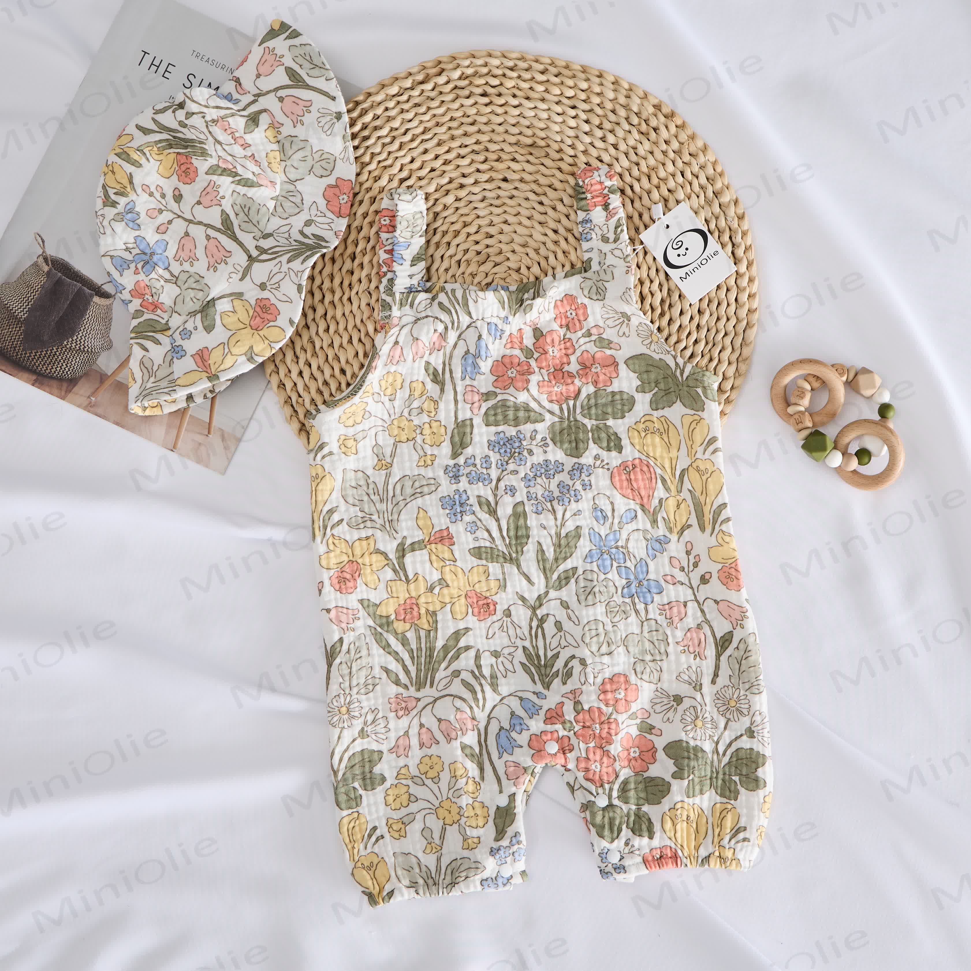 Weißer Baby Strampler mit Frühling und passender Hut - image 2