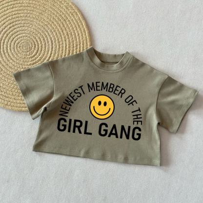 NEWEST MEMBER OF THE GIRL GANG Baby Lächelnd Gesicht Sommer Freizeit T-Shirt - Grau Grün - 2-3J - image 1