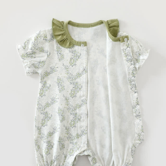 Baby Strampler mit weißem und grünem Blumen und Strampler - image 3