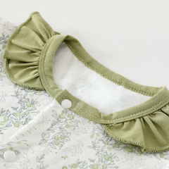 Baby Strampler mit weißem und grünem Blumen und Strampler - image 4
