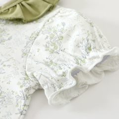 Baby Strampler mit weißem und grünem Blumen und Strampler - image 5
