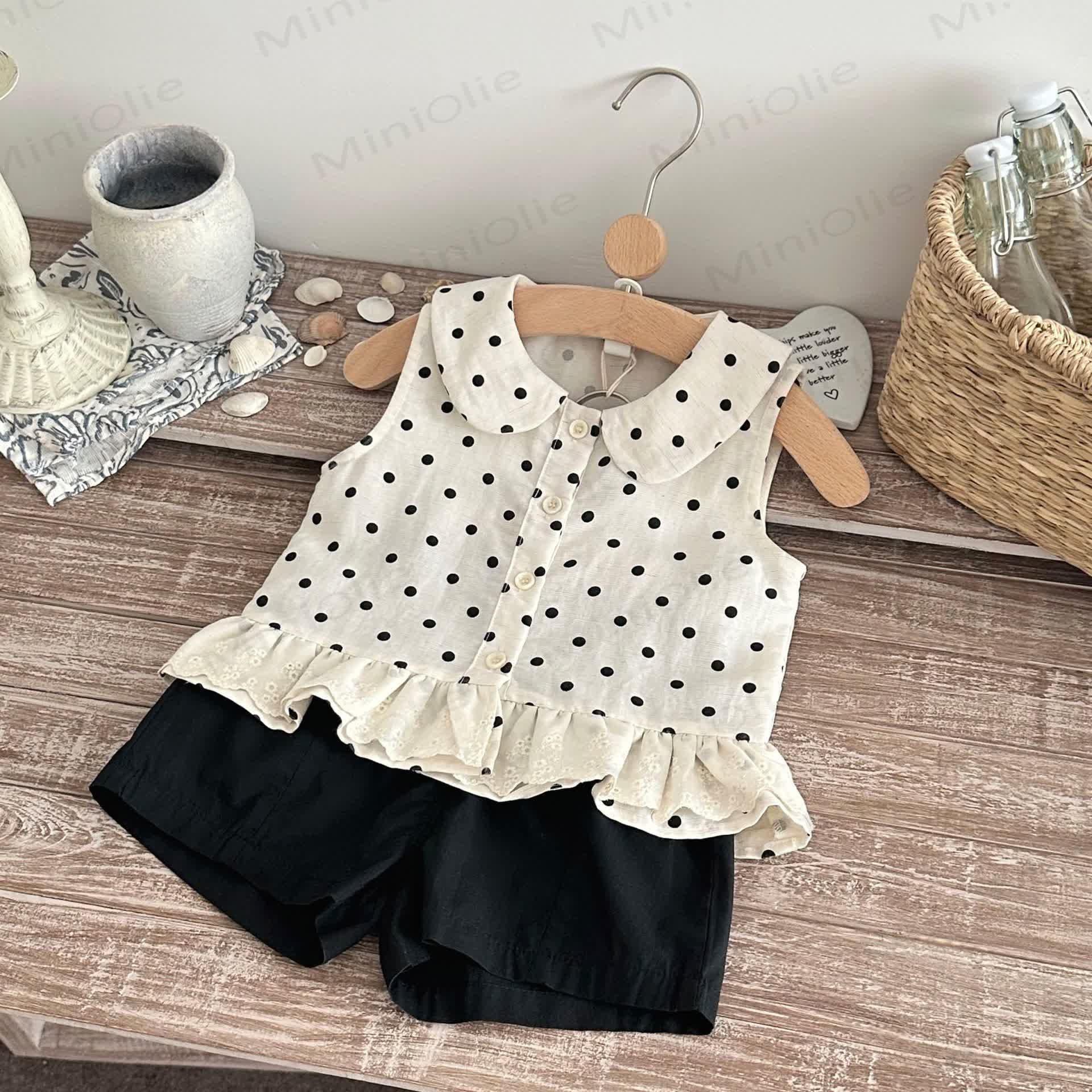 Baby Mädchen Set: Tanktop mit Peter-Pan- Punktmuster und Schwarz Shorts - image 1