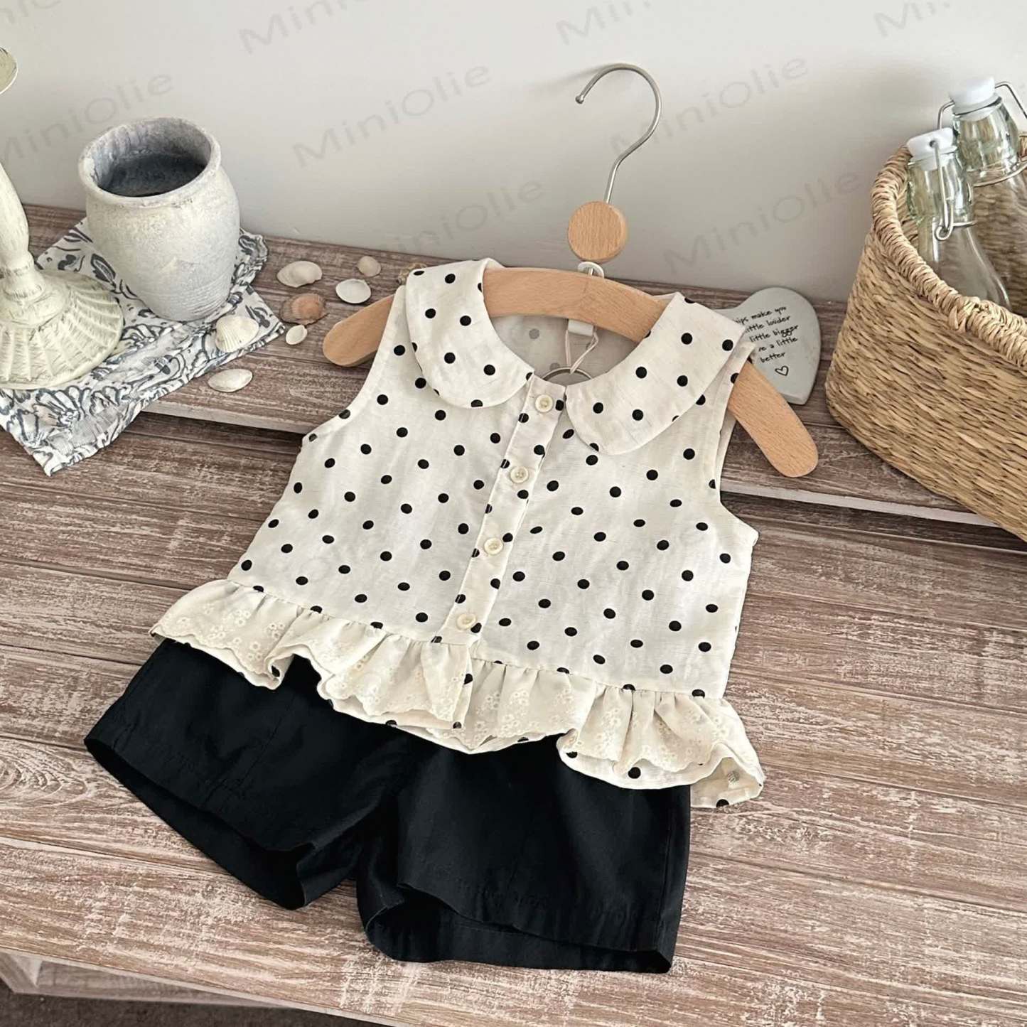 Baby Mädchen Set: Tanktop mit Peter-Pan- Punktmuster und Schwarz Shorts - image 1