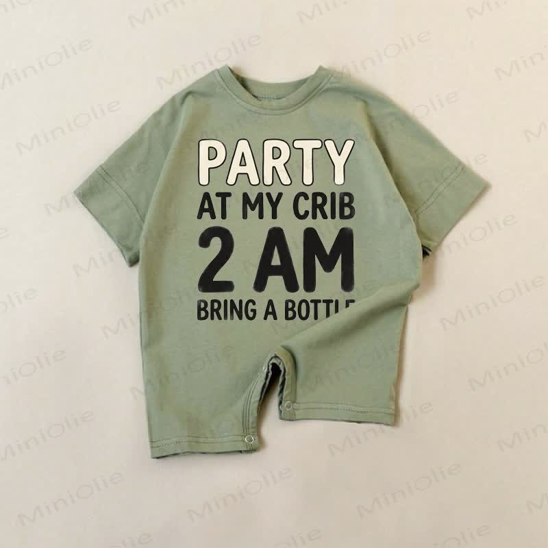 PARTY AT MY CRIB um 2 Uhr morgens , BRING A BOTTLE mit! Baby Slogan mit Aufdruck - Grün - 18-24M - image 1
