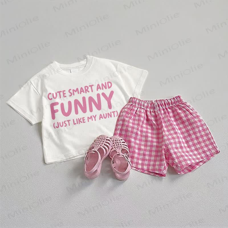 CUTE SMART AND FUNNY (genau wie MY Tante) Baby T-Stück mit Slogan und Rosa Plaid Shorts, 2-teiliges Set - Weiß & Rosa - 3-5J - image 1