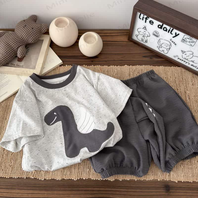 Zweiteiliges Set für Kleinkind-Jungen : T-Shirt und Shorts mit Dino -Print aus reiner Baumwolle - image 1
