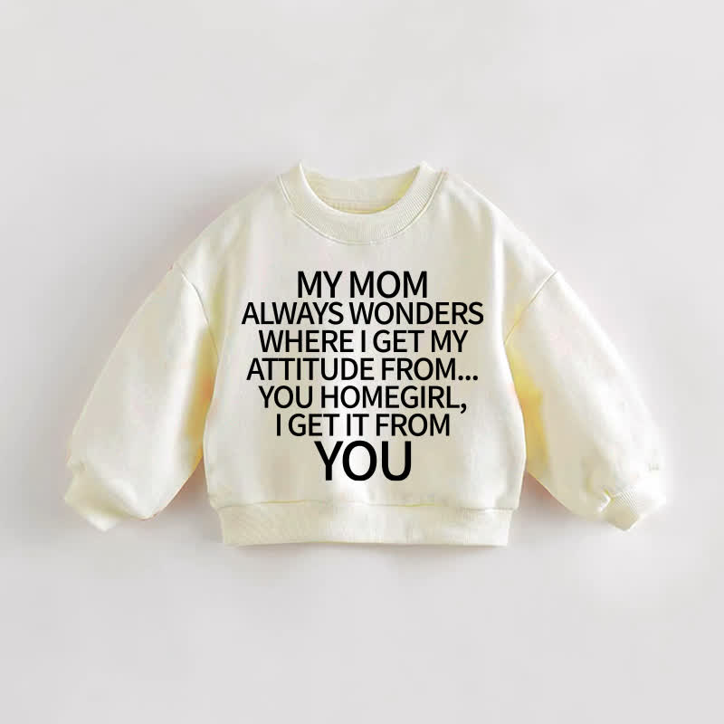 MY MOM ALWAYS WONDERS WHERE I GET MY ATTITUDE … Du, meine Liebe, ich hab sie von dir! Baby Kleinkind Sweatshirt mit Slogan in Creme - Creme - 3-5J - image 1