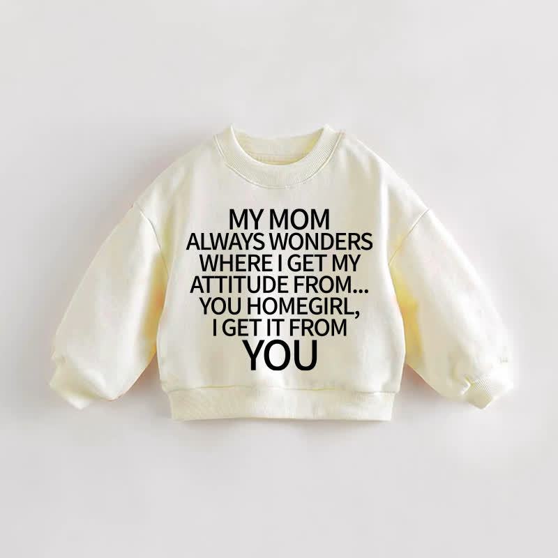 MY MOM ALWAYS WONDERS WHERE I GET MY ATTITUDE … Du, meine Liebe, ich hab sie von dir! Baby Kleinkind Sweatshirt mit Slogan in Creme - Creme - 3-5J - image 1