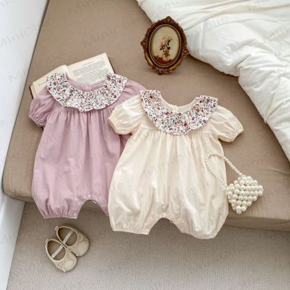 Baby mit Vintage- Blumen und Peter-Pan- Strampler - Lila - 18-24M - image 1