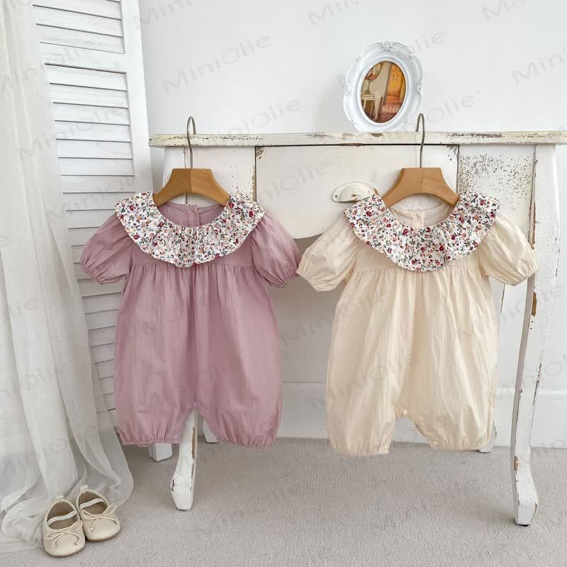 Baby mit Vintage- Blumen und Peter-Pan- Strampler - image 2