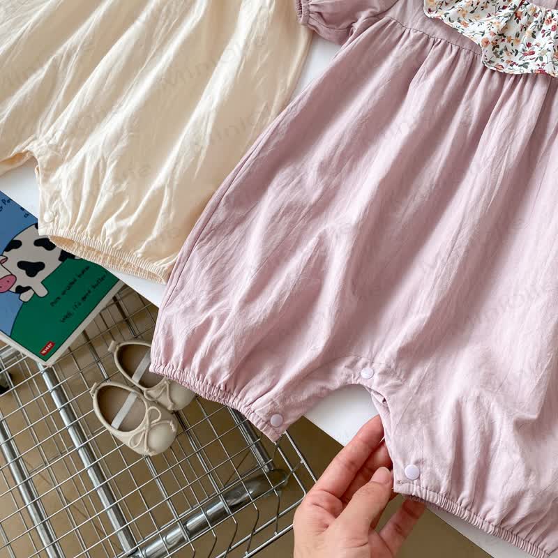 Baby mit Vintage- Blumen und Peter-Pan- Strampler - image 5