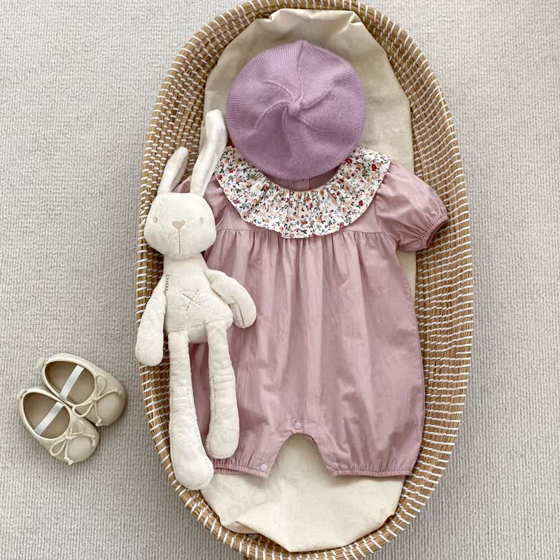 Baby mit Vintage- Blumen und Peter-Pan- Strampler - image 3