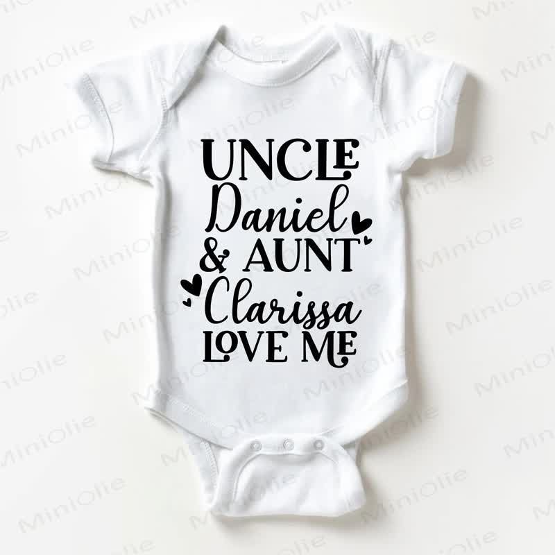 Baby Bodysuit, weiß, mit Aufschrift: UNCLE DANIEL & Tante Clarissa LOVE ME - Weiß - 18-24M - image 1