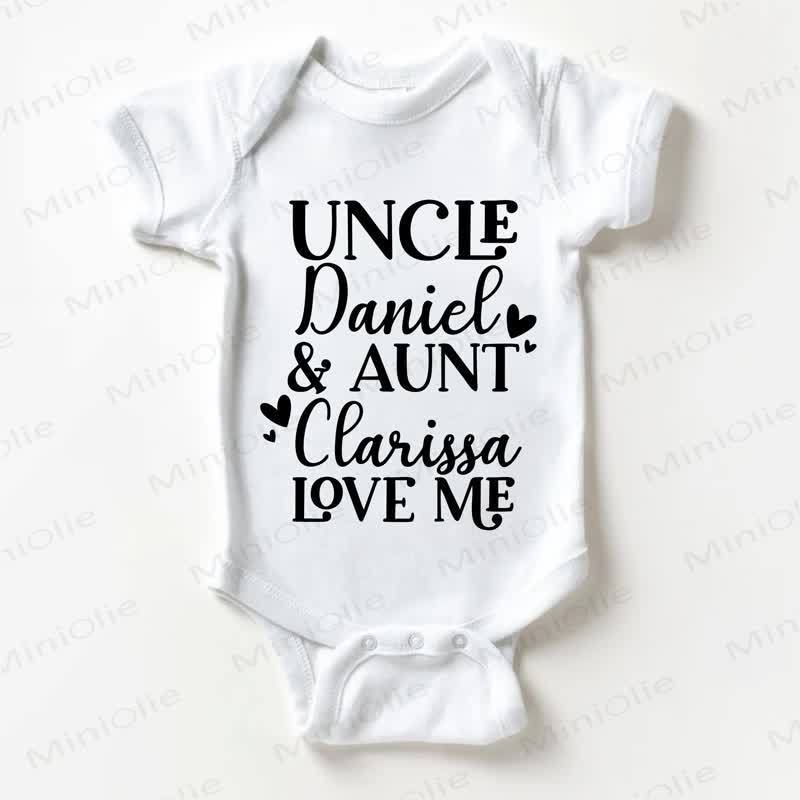 Baby Bodysuit, weiß, mit Aufschrift: UNCLE DANIEL & Tante Clarissa LOVE ME - Weiß - 18-24M - image 1