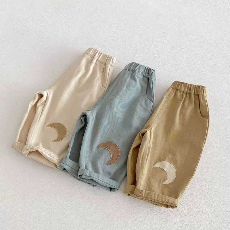 Kleinkind mit Mond- und Sternenaufnäher , bequeme Hose - image 1