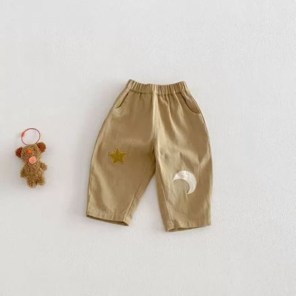 Kleinkind mit Mond- und Sternenaufnäher , bequeme Hose - Khaki - 4-5J - image 3