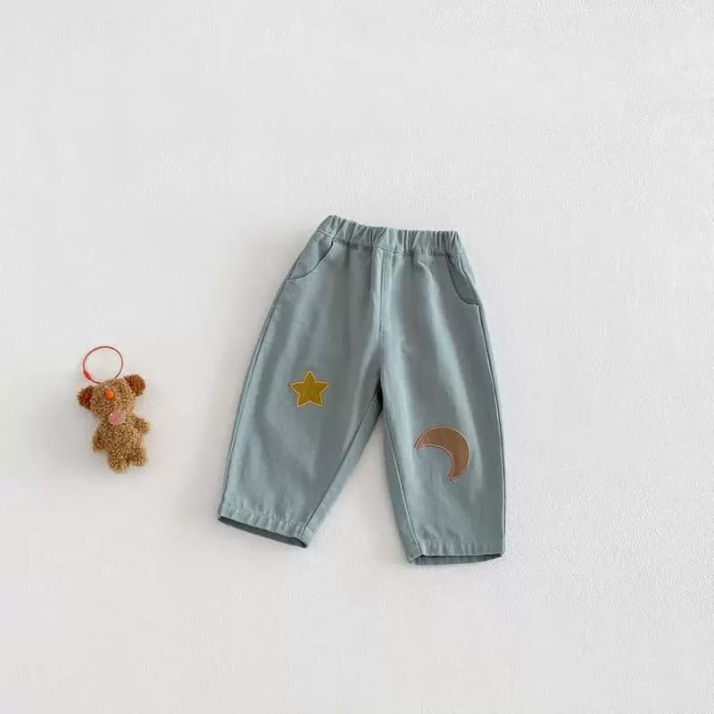 Kleinkind mit Mond- und Sternenaufnäher , bequeme Hose - Grün - 4-5J - image 4