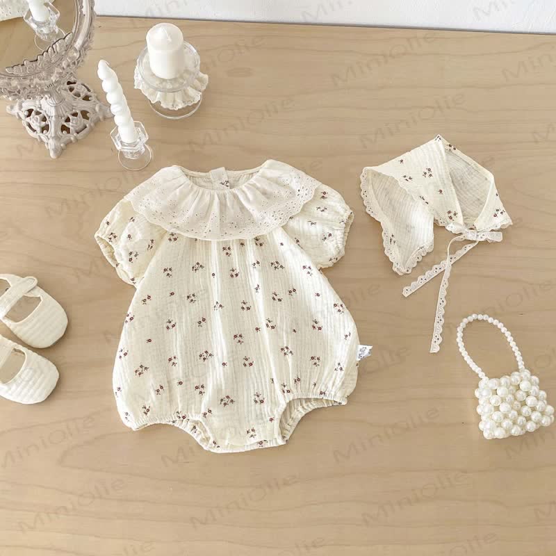 Baby Bodysuit im Blumen -Stil mit Blumenmuster, Rüschenkragen und passender Hut - image 1