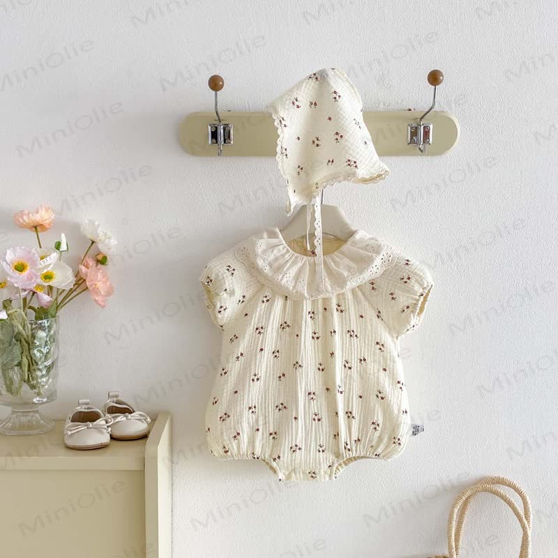 Baby Bodysuit im Blumen -Stil mit Blumenmuster, Rüschenkragen und passender Hut - image 2