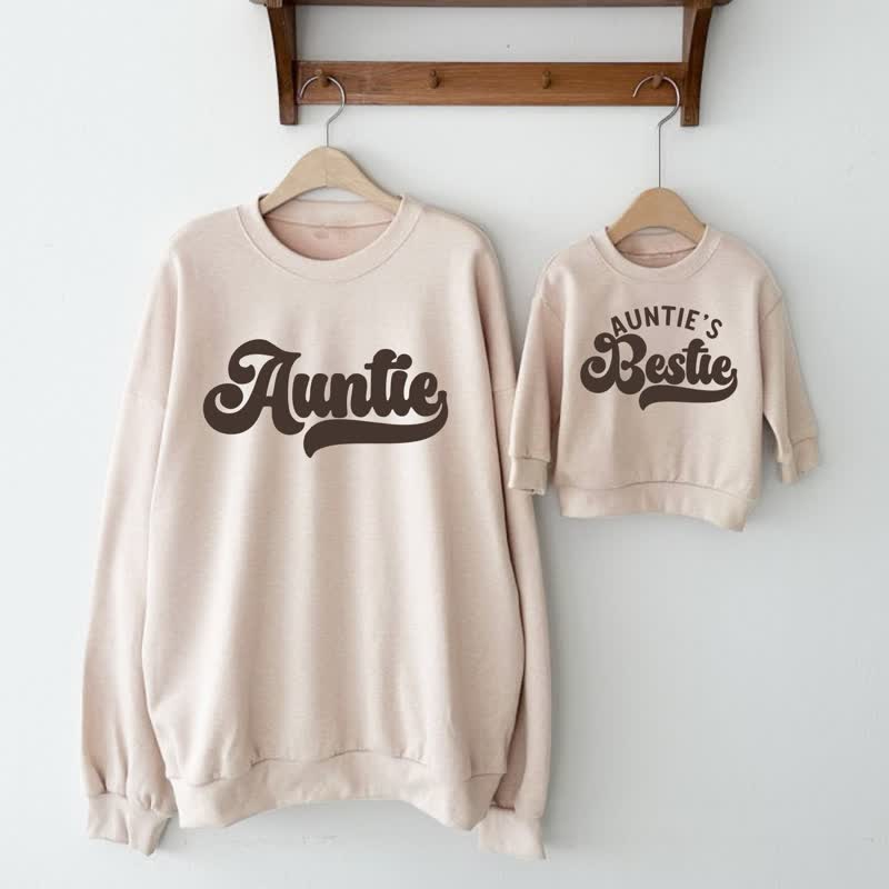 Beige Familien Sweatshirt mit AUNTIE/AUNTIE'S BESTIE - Beige - Sweatshirt für Erwachsene: XL - image 1