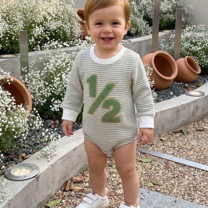 1/2 Baby Bodysuit mit Streifen und Zahlen - image 9