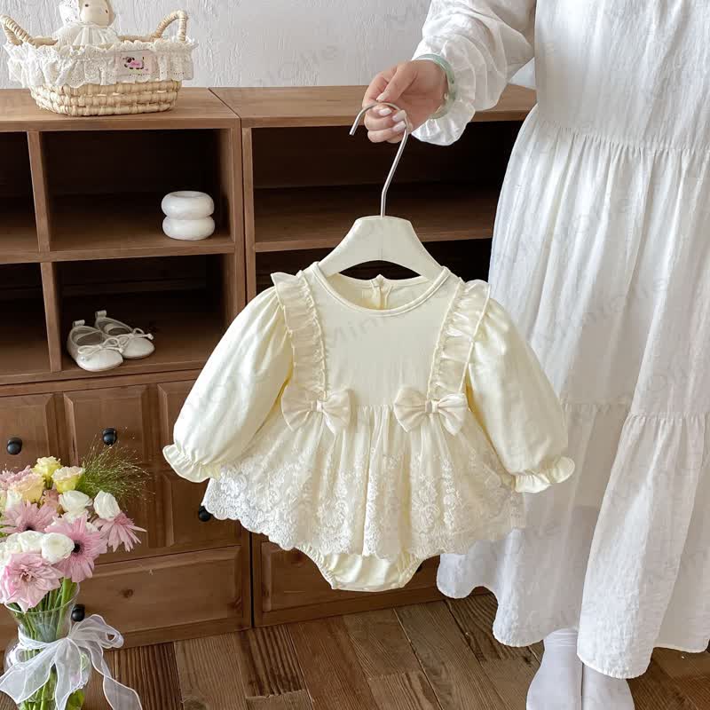 Baby Bodysuit mit Vintage - Spitzenbesatz  - Beige - 18-24M - image 1
