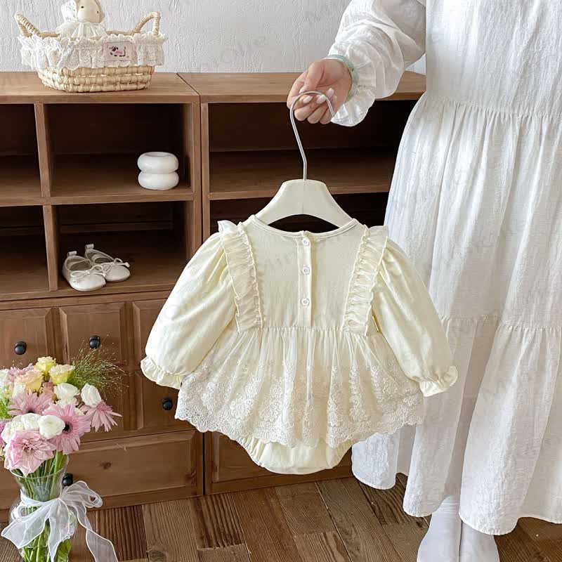 Baby Bodysuit mit Vintage - Spitzenbesatz  - image 2