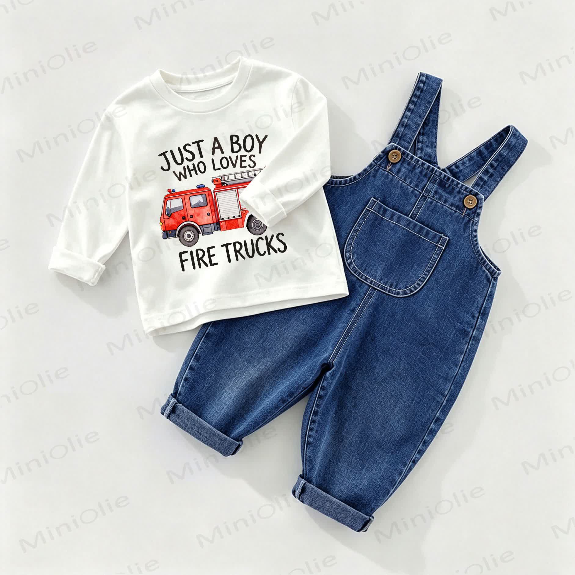 JUST A BOY WHO LOVES FIRE TRUCKS – Baby Denim Overalls und T-Stück , 2-teiliges Set - Weiß & Blau - 2-3J - image 1